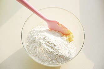 圣诞平安派(苹果派),高筋面粉、低筋面粉过筛后与杏仁粉、盐混合均匀,加入黄油糊中