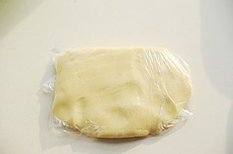 圣诞平安派(苹果派),用刮刀将派皮拌匀,裹保鲜膜放冰箱冷藏3小时