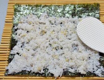 韩式紫菜包饭,饭热之后加入<a style='color:red;display:inline-block;' href='/shicai/ 847'>香油</a>，盐进行调味，快速搅拌，使饭松软