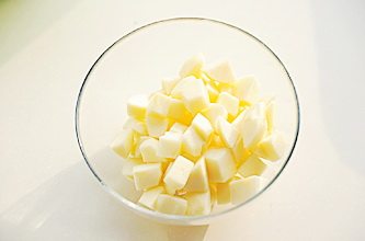 圣诞平安派(苹果派),(派馅材料)中的苹果(去皮去核)切成块,加入柠檬汁拌匀