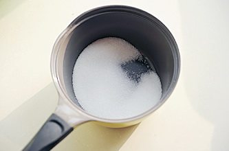 圣诞平安派(苹果派),不粘锅中加入糖小火烧到呈琥珀色,关火加入热水搅匀