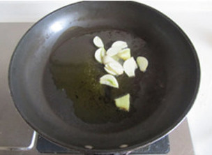 菠菜烩鱼丸,烧热锅, 放入少许油, 下入姜片和蒜片进去煸炒