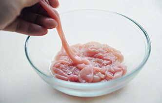 味噌海鲜浓香串,海肠子减掉两端,用手撸出海肠内的内脏,清洗干净