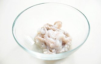 味噌海鲜浓香串,章鱼爪清洗干净,分剪成一条一条的爪