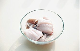 味噌海鲜浓香串,鳗鱼从脊背顺着脊骨划开,切出两片肉,分成段