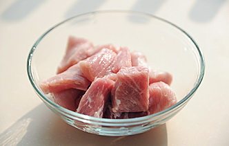 味噌海鲜浓香串,猪排肉洗净,切成比较薄的片