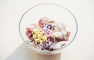 味噌海鲜浓香串,所有食材放入料理盆中,(腌料)中的紫洋葱和生姜切碎放入拌匀