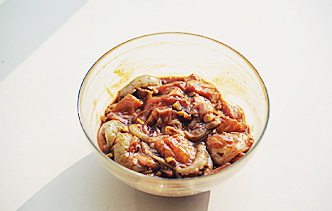 味噌海鲜浓香串,将拌好的腌料加入食材中,充分拌匀,腌制至少40分钟