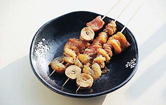 味噌海鲜浓香串,腌好的食材串在竹签上,海肠和章鱼爪串的时候需要量多且紧凑一些