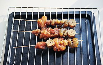 味噌海鲜浓香串,烤箱预热200℃,将海鲜串放在刷了油的烤网上,鳗鱼皮向上,放入烤箱上层烤6分钟