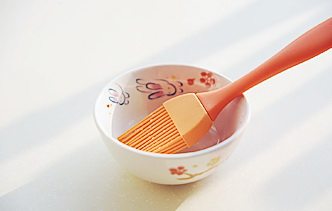味噌海鲜浓香串,蜂蜜加一点点水调匀(只需将蜂蜜稍微稀释一下就可以),刷在海鲜串两面,将鳗鱼皮向下,继续放入烤箱上层,200℃烘烤8-10分钟,期间需要取出再刷一层蜂蜜水即可