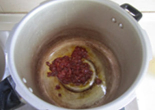 卤藕回锅牛肉,锅中放入适量的油,下入<a style='color:red;display:inline-block;' href='/shicai/ 705'>豆瓣酱</a>翻炒