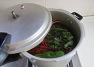 卤藕回锅牛肉,盖上盖,大火高压锅阀叫了后转为小火炖煮25分钟