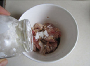 宫保杏鲍菇鸡丁,鸡腿肉丁放入<a style='color:red;display:inline-block;' href='/shicai/ 718'>料酒</a>、<a style='color:red;display:inline-block;' href='/shicai/ 788'>生抽</a>、盐和适量的淀粉，搅拌均匀后腌制一下