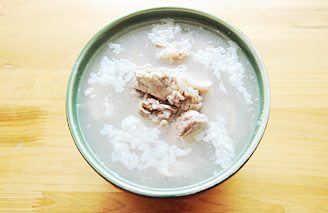 海鲜家宴,.炖锅内烧开水,放入冒好的羊腿,大火再次煮开后转小火炖2小时左右直至肉酥烂;