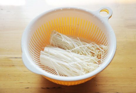 金针培根卷,<a style='color:red;display:inline-block;' href='/shicai/ 234'>金针菇</a>去根洗净控水；