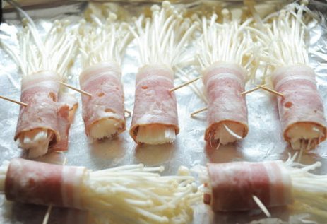 金针培根卷,用<a style='color:red;display:inline-block;' href='/shicai/ 443'>培根</a>片卷裹住金针菇，用牙签插入固定住；