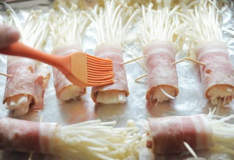 金针培根卷,<a style='color:red;display:inline-block;' href='/shicai/ 865'>蜂蜜</a>加一点点水稀释一下，刷在金针菇和培根上；