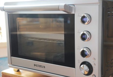 金针培根卷,烤箱大幅温模式预热180℃，烘烤10分钟后取出再刷一遍蜜水，继续烘烤10分钟，培根边缘变得焦黄即可。