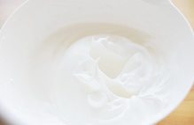 芒果蛋糕卷,低筋面粉过筛后加入蛋黄糊中,搅匀至无颗粒;