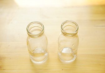 醇真酸牛奶,酸奶瓶子洗刷干净后用热水烫一遍，风干待用；