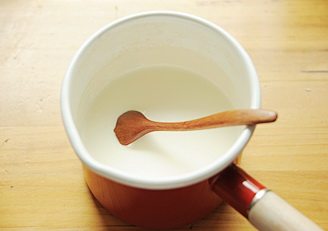 醇真酸牛奶,牛奶、淡奶油加糖小火加热至微温，关火搅拌至糖融化；