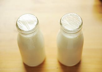 醇真酸牛奶,加入<a style='color:red;display:inline-block;' href='/shicai/ 196621'>原味酸奶</a>或酸奶菌粉，充分搅匀，装瓶用保鲜膜密封顶部；