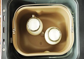 醇真酸牛奶,将酸奶放入面包机中，盖上盖子；