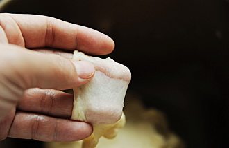 丹麦吐司,揉面结束后,面团能拉出薄膜,若不能拉出薄膜可以再继续揉5-10分钟;