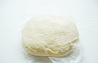 丹麦吐司,将面团放入保鲜袋中,放入冰箱冷冻20分钟。