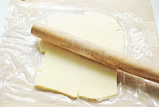 丹麦吐司,冷冻面团的时候,将冻黄油B敷上保鲜膜,用擀面杖敲扁,放冰箱冷藏待用;