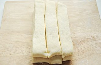 丹麦吐司,将面切成6等分;