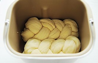 丹麦吐司,将麻花辫放入面包桶内;