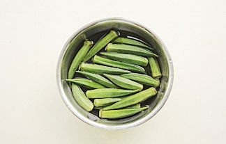 芥末拌秋葵,大火煮开后继续煮30秒,将秋葵捞出放入冰水中冷却;