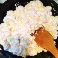 手工牛轧糖,慢慢翻拌棉花糖,直到与黄油完全融合并融化。