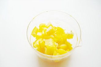 酸汤肥牛,黄菜椒洗净切块;