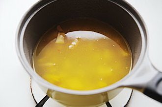 酸汤肥牛,加入清水,大火煮开转中小火,盖盖子煮15-30分钟,将汤汁煮成黄色;