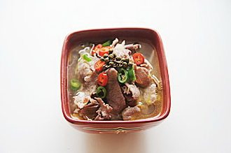 酸汤肥牛,麻椒、切成圈的青红辣椒铺在肥牛卷上,烧一大勺油(盛汤用的勺子),烧开后浇在麻椒和辣椒上即可。