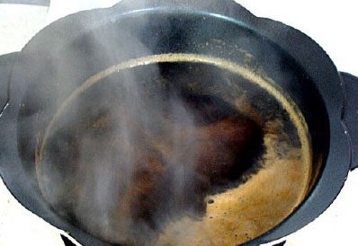 酱洋葱,用大火把准备好的调料煮开