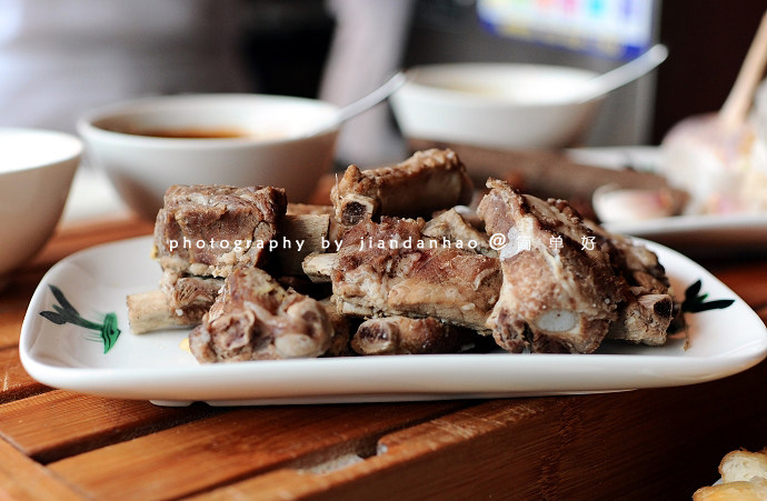 新加坡肉骨茶,<a style='color:red;display:inline-block;' href='/shicai/ 7210'>猪排骨</a>焯水洗净