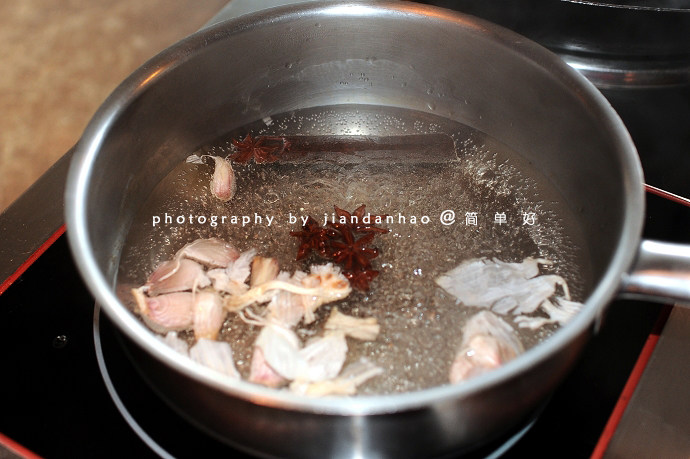 新加坡肉骨茶,厚底深锅加入足量水，放入白胡椒，肉桂棒，八角，蒜头煮沸