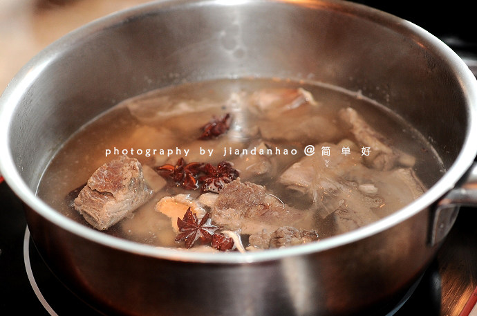 新加坡肉骨茶,加入猪排骨再次煮沸后，转小火煮40分钟左右，煮到猪肉熟烂脱骨