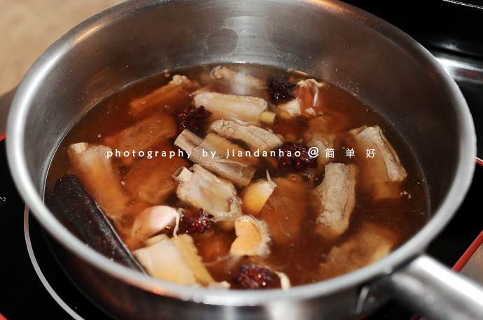 新加坡肉骨茶,加入盐和生抽调味