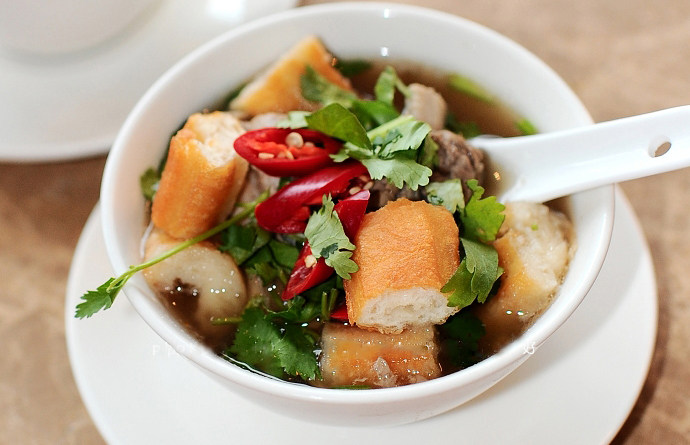 新加坡肉骨茶,盛出后按个人喜好，加入白胡椒粉，油条香菜和小红椒