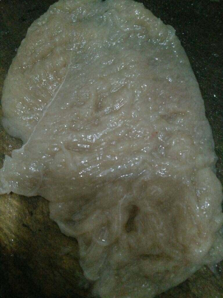 香酥鸡排,步骤一完成后片成鸡肉片,并用刀背反复敲打至原来的1.5至2倍大
