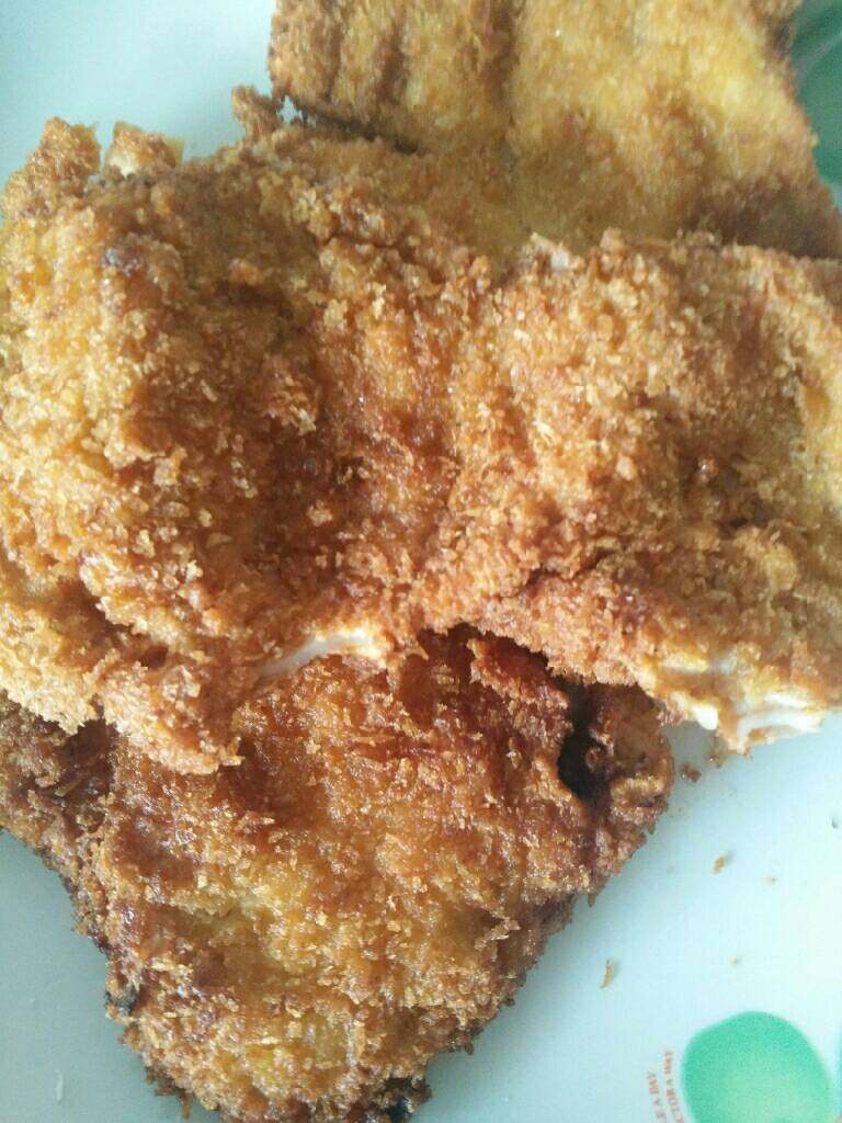 香酥鸡排,锅内热油,油热后下鸡排小火炸至两面金黄即可出锅
