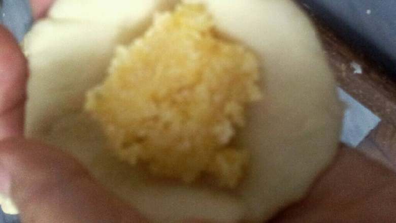 自制椰蓉包,取出面团排气，分均等的小剂子，包入馅料