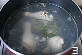 葱油鸡,加没过鸡腿的水,加姜和葱煮开撇去浮沫加盐煮3分钟左右关火焖15分钟左右
