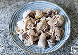 葱油鸡,鸡腿沥干剁成小块摆在盘里,均匀的浇上味汁