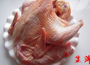 荷叶蒸鸡,<a style='color:red;display:inline-block;' href='/shicai/ 1043'>三黄鸡</a>一只,洗净备用;